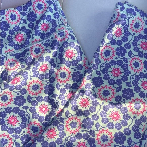 Lululemon pants capri Blue / Purple floral 4 - Picture 2 of 3